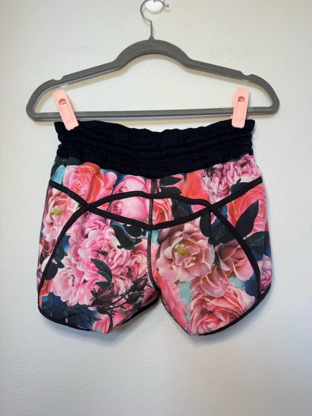 Lululemon Tracker Short in the Secret Garden/Black print